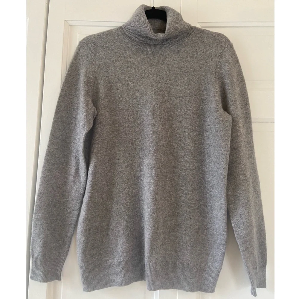 C by Bloomingdale’s Cashmere Turtleneck Sweater - Picture 2 of 3